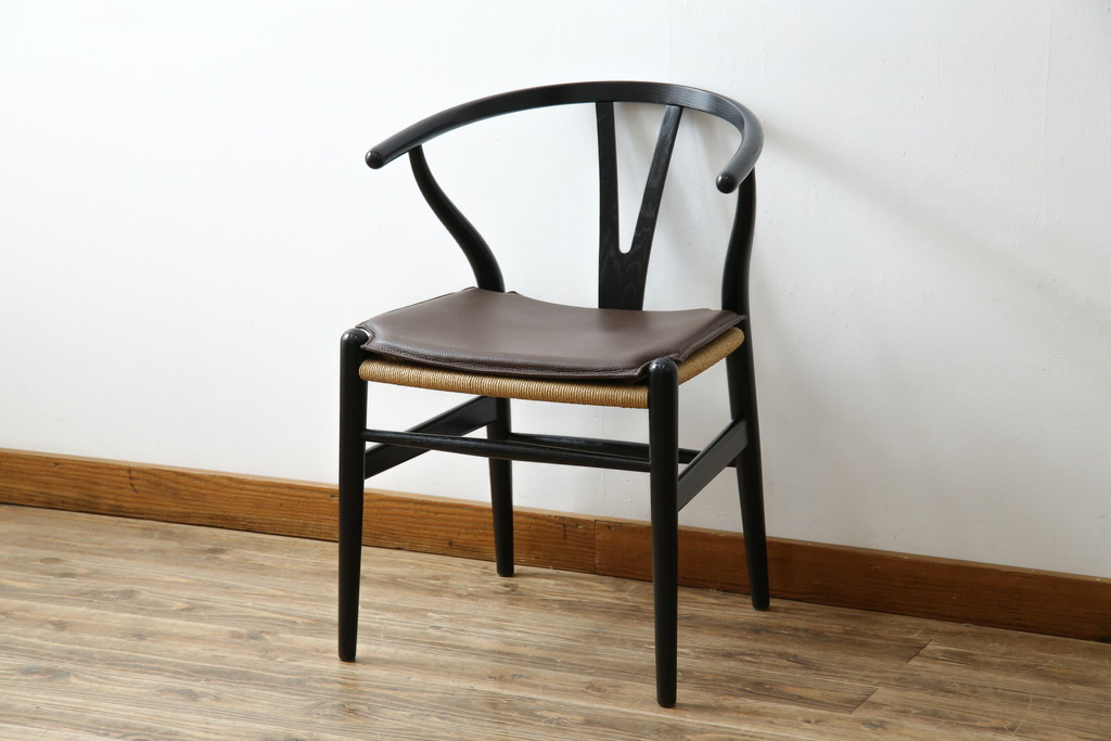 中古　超美品　北欧家具　老舗家具メーカー CARL HANSEN & SON(カール・ハンセン&サン)　ハンス J. ウェグナー(HANS J. WEGNER)デザイン　CH24　オーク材　　本革(レザー)クッション付き　特徴的なラインを描く美しいフォルムのYチェア(ワイチェア、ダイニングチェア、アームチェア、イス、椅子)(定価約17万円)(R-083149)