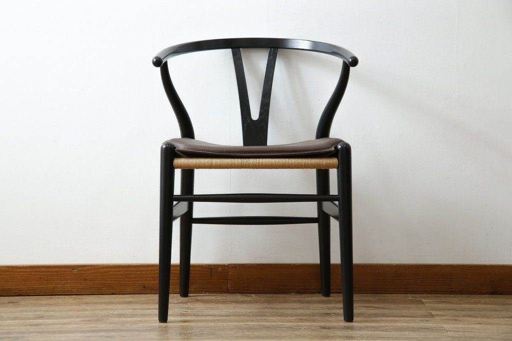 中古　超美品　北欧家具　老舗家具メーカー CARL HANSEN & SON(カール・ハンセン&サン)　ハンス J. ウェグナー(HANS J. WEGNER)デザイン　CH24　オーク材　　本革(レザー)クッション付き　特徴的なラインを描く美しいフォルムのYチェア(ワイチェア、ダイニングチェア、アームチェア、イス、椅子)(定価約17万円)(R-083149)