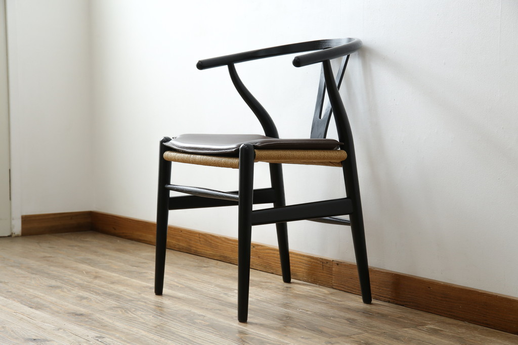 中古　超美品　北欧家具　老舗家具メーカー CARL HANSEN & SON(カール・ハンセン&サン)　ハンス J. ウェグナー(HANS J. WEGNER)デザイン　CH24　オーク材　　本革(レザー)クッション付き　特徴的なラインを描く美しいフォルムのYチェア(ワイチェア、ダイニングチェア、アームチェア、イス、椅子)(定価約17万円)(R-083149)