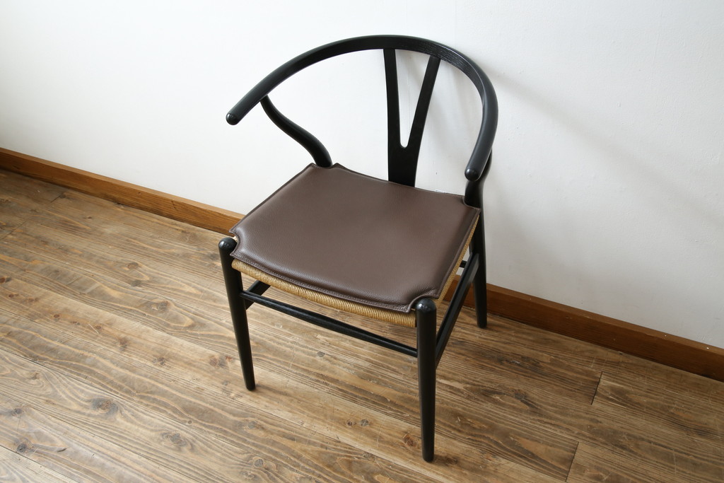 中古　超美品　北欧家具　老舗家具メーカー CARL HANSEN & SON(カール・ハンセン&サン)　ハンス J. ウェグナー(HANS J. WEGNER)デザイン　CH24　オーク材　　本革(レザー)クッション付き　特徴的なラインを描く美しいフォルムのYチェア(ワイチェア、ダイニングチェア、アームチェア、イス、椅子)(定価約17万円)(R-083149)