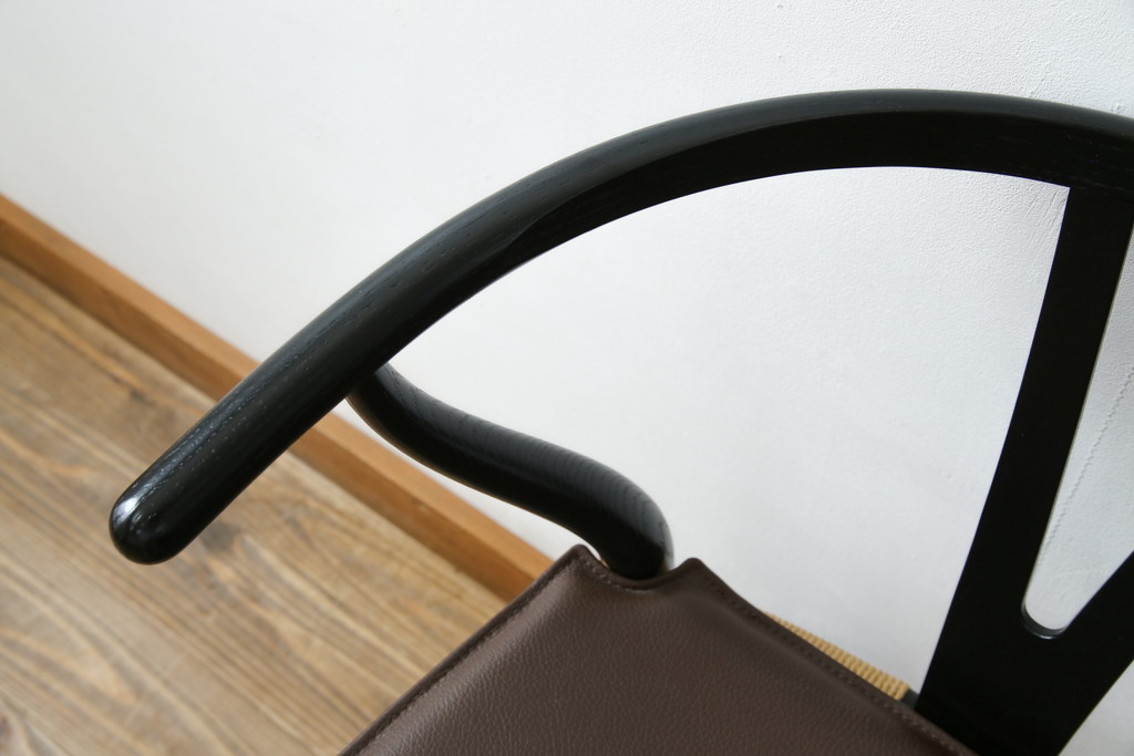中古　超美品　北欧家具　老舗家具メーカー CARL HANSEN & SON(カール・ハンセン&サン)　ハンス J. ウェグナー(HANS J. WEGNER)デザイン　CH24　オーク材　　本革(レザー)クッション付き　特徴的なラインを描く美しいフォルムのYチェア(ワイチェア、ダイニングチェア、アームチェア、イス、椅子)(定価約17万円)(R-083149)