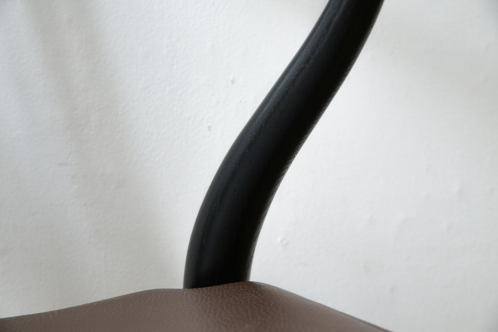 中古　超美品　北欧家具　老舗家具メーカー CARL HANSEN & SON(カール・ハンセン&サン)　ハンス J. ウェグナー(HANS J. WEGNER)デザイン　CH24　オーク材　　本革(レザー)クッション付き　特徴的なラインを描く美しいフォルムのYチェア(ワイチェア、ダイニングチェア、アームチェア、イス、椅子)(定価約17万円)(R-083149)