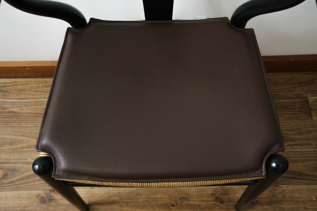中古　超美品　北欧家具　老舗家具メーカー CARL HANSEN & SON(カール・ハンセン&サン)　ハンス J. ウェグナー(HANS J. WEGNER)デザイン　CH24　オーク材　　本革(レザー)クッション付き　特徴的なラインを描く美しいフォルムのYチェア(ワイチェア、ダイニングチェア、アームチェア、イス、椅子)(定価約17万円)(R-083149)