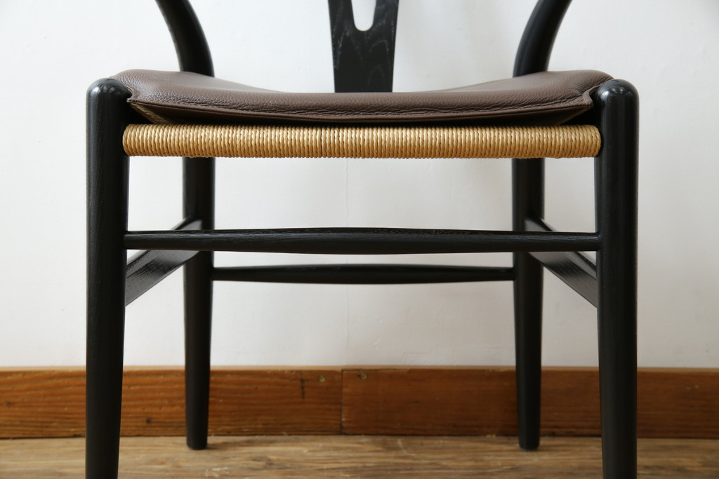 中古　超美品　北欧家具　老舗家具メーカー CARL HANSEN & SON(カール・ハンセン&サン)　ハンス J. ウェグナー(HANS J. WEGNER)デザイン　CH24　オーク材　　本革(レザー)クッション付き　特徴的なラインを描く美しいフォルムのYチェア(ワイチェア、ダイニングチェア、アームチェア、イス、椅子)(定価約17万円)(R-083149)