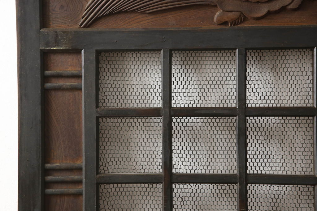 アンティーク建具　彫刻の意匠が珍しい!迫力のある亀の彫りに魅了される引き戸1枚(蔵戸、玄関戸)(R-062542)