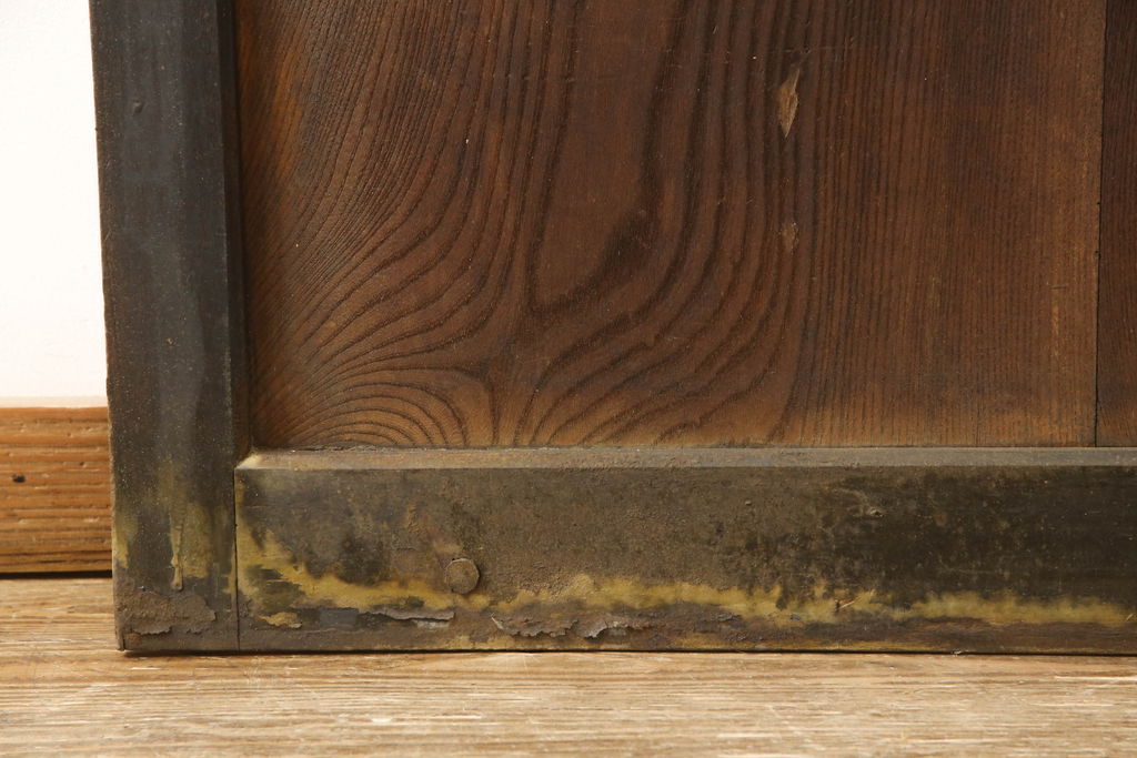 アンティーク建具　彫刻の意匠が珍しい!迫力のある亀の彫りに魅了される引き戸1枚(蔵戸、玄関戸)(R-062542)