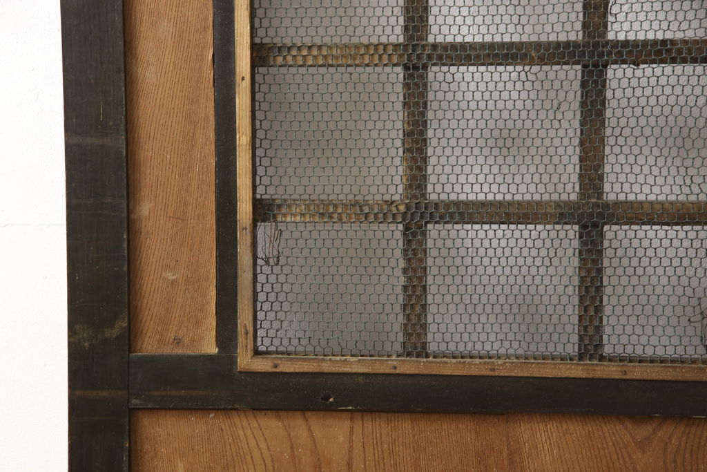 アンティーク建具　彫刻の意匠が珍しい!迫力のある亀の彫りに魅了される引き戸1枚(蔵戸、玄関戸)(R-062542)