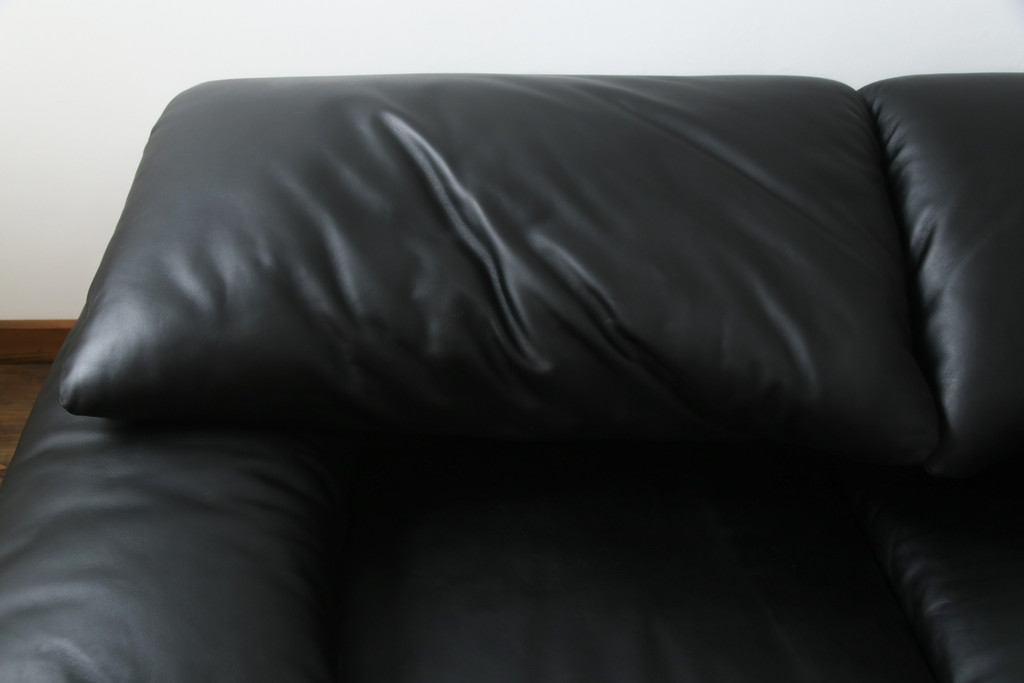 中古　極美品　短期4か月数回のみ使用!!　Cassina(カッシーナ)　MARALUNGA(マラルンガ)　本革(FZランク)　高級感ある佇まいの3人掛けソファ(レザー、三人掛け、3P)(定価約260万円)(R-073332)