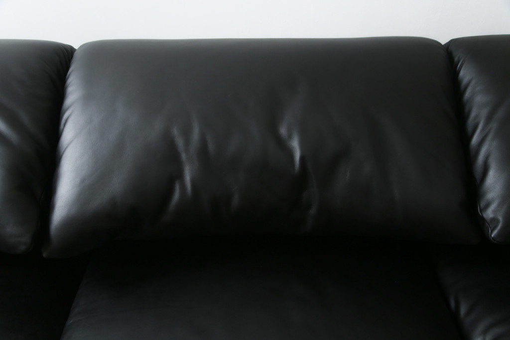 中古　極美品　短期4か月数回のみ使用!!　Cassina(カッシーナ)　MARALUNGA(マラルンガ)　本革(FZランク)　高級感ある佇まいの3人掛けソファ(レザー、三人掛け、3P)(定価約260万円)(R-073332)