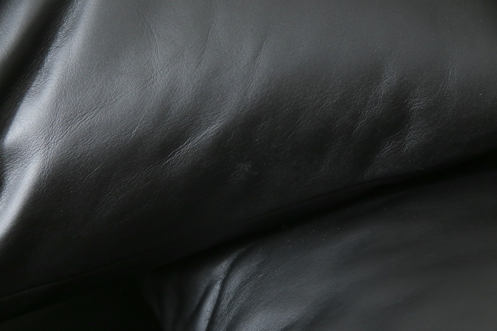 中古　極美品　短期4か月数回のみ使用!!　Cassina(カッシーナ)　MARALUNGA(マラルンガ)　本革(FZランク)　高級感ある佇まいの3人掛けソファ(レザー、三人掛け、3P)(定価約260万円)(R-073332)