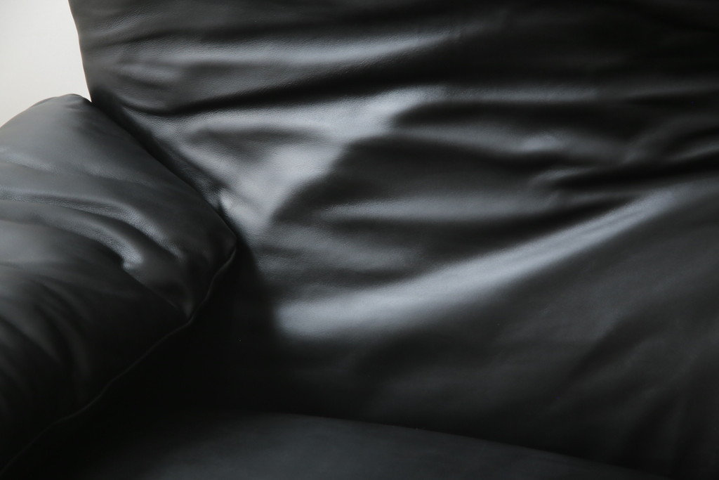 中古　極美品　短期4か月数回のみ使用!!　Cassina(カッシーナ)　MARALUNGA(マラルンガ)　本革(FZランク)　高級感ある佇まいの3人掛けソファ(レザー、三人掛け、3P)(定価約260万円)(R-073332)