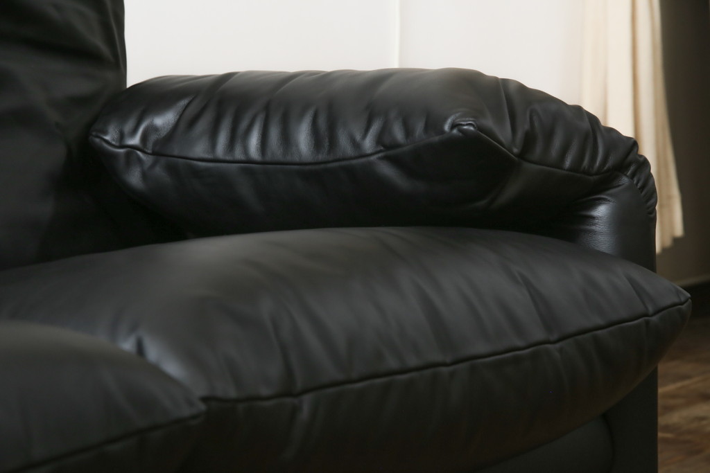 中古　極美品　短期4か月数回のみ使用!!　Cassina(カッシーナ)　MARALUNGA(マラルンガ)　本革(FZランク)　高級感ある佇まいの3人掛けソファ(レザー、三人掛け、3P)(定価約260万円)(R-073332)