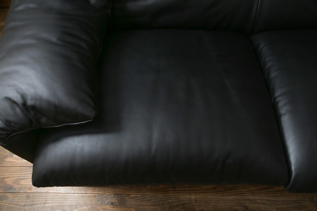 中古　極美品　短期4か月数回のみ使用!!　Cassina(カッシーナ)　MARALUNGA(マラルンガ)　本革(FZランク)　高級感ある佇まいの3人掛けソファ(レザー、三人掛け、3P)(定価約260万円)(R-073332)