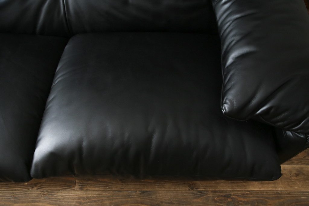 中古　極美品　短期4か月数回のみ使用!!　Cassina(カッシーナ)　MARALUNGA(マラルンガ)　本革(FZランク)　高級感ある佇まいの3人掛けソファ(レザー、三人掛け、3P)(定価約260万円)(R-073332)