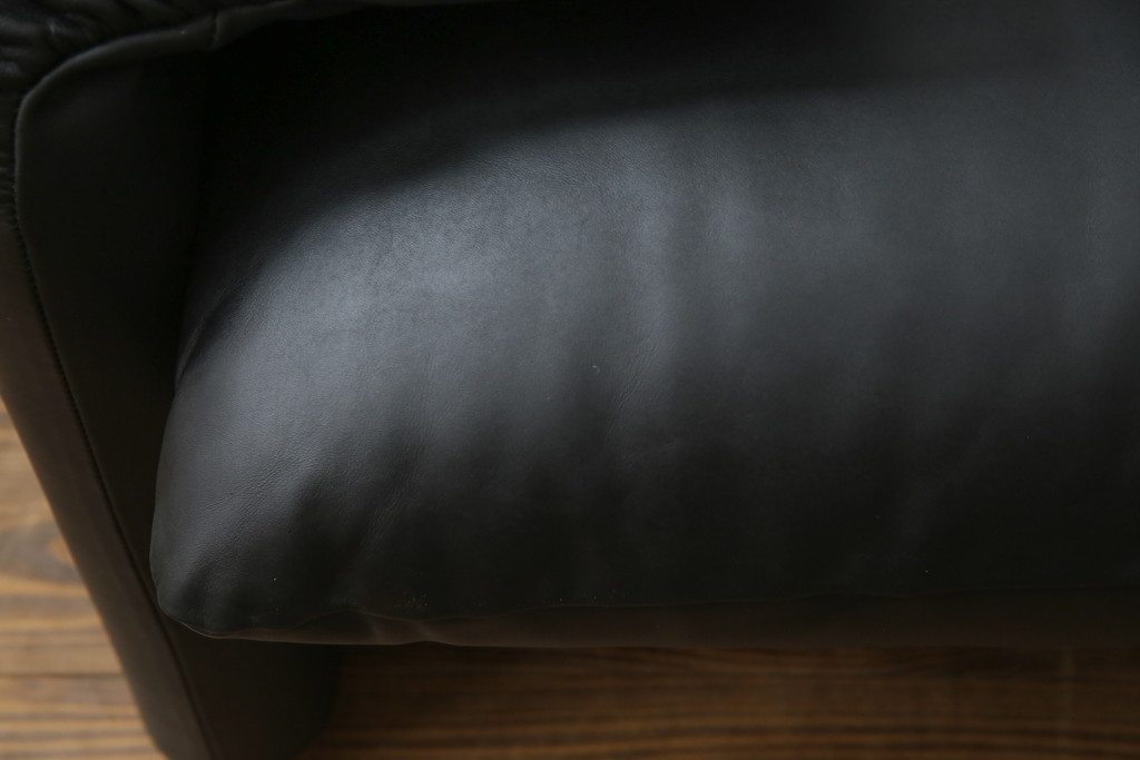 中古　極美品　短期4か月数回のみ使用!!　Cassina(カッシーナ)　MARALUNGA(マラルンガ)　本革(FZランク)　高級感ある佇まいの3人掛けソファ(レザー、三人掛け、3P)(定価約260万円)(R-073332)