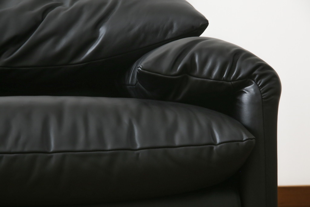 中古　極美品　短期4か月数回のみ使用!!　Cassina(カッシーナ)　MARALUNGA(マラルンガ)　本革(FZランク)　高級感ある佇まいの3人掛けソファ(レザー、三人掛け、3P)(定価約260万円)(R-073332)