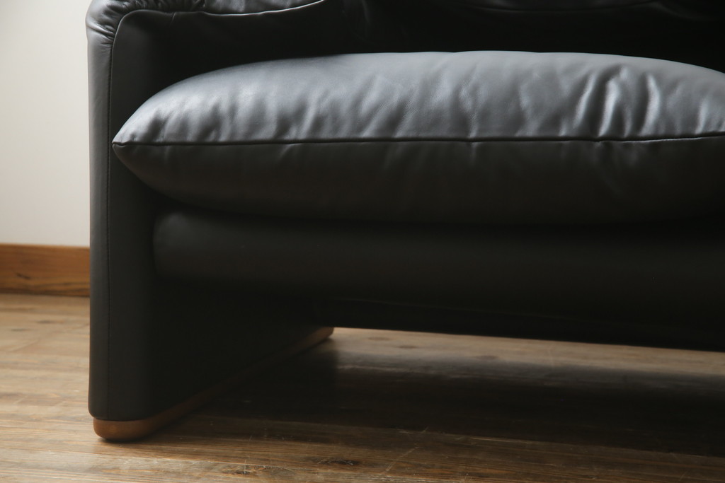 中古　極美品　短期4か月数回のみ使用!!　Cassina(カッシーナ)　MARALUNGA(マラルンガ)　本革(FZランク)　高級感ある佇まいの3人掛けソファ(レザー、三人掛け、3P)(定価約260万円)(R-073332)
