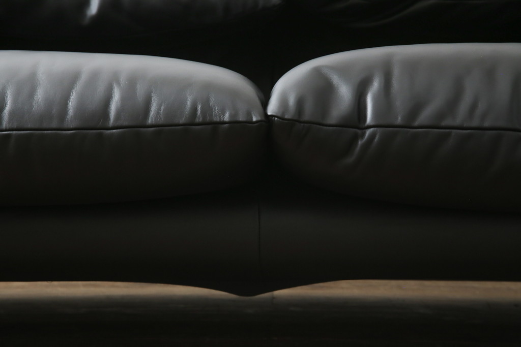 中古　極美品　短期4か月数回のみ使用!!　Cassina(カッシーナ)　MARALUNGA(マラルンガ)　本革(FZランク)　高級感ある佇まいの3人掛けソファ(レザー、三人掛け、3P)(定価約260万円)(R-073332)