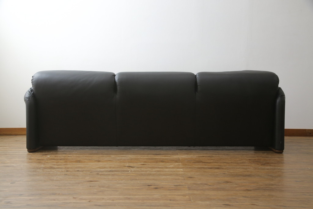 中古　極美品　短期4か月数回のみ使用!!　Cassina(カッシーナ)　MARALUNGA(マラルンガ)　本革(FZランク)　高級感ある佇まいの3人掛けソファ(レザー、三人掛け、3P)(定価約260万円)(R-073332)