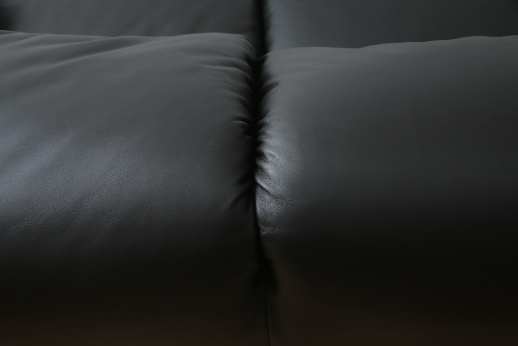 中古　極美品　短期4か月数回のみ使用!!　Cassina(カッシーナ)　MARALUNGA(マラルンガ)　本革(FZランク)　高級感ある佇まいの3人掛けソファ(レザー、三人掛け、3P)(定価約260万円)(R-073332)