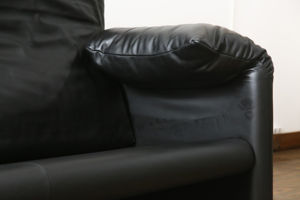 中古　極美品　短期4か月数回のみ使用!!　Cassina(カッシーナ)　MARALUNGA(マラルンガ)　本革(FZランク)　高級感ある佇まいの3人掛けソファ(レザー、三人掛け、3P)(定価約260万円)(R-073332)