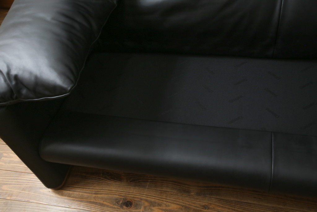中古　極美品　短期4か月数回のみ使用!!　Cassina(カッシーナ)　MARALUNGA(マラルンガ)　本革(FZランク)　高級感ある佇まいの3人掛けソファ(レザー、三人掛け、3P)(定価約260万円)(R-073332)
