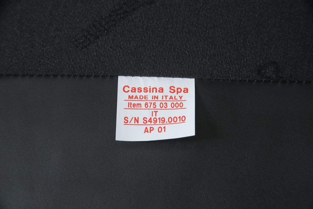 中古　極美品　短期4か月数回のみ使用!!　Cassina(カッシーナ)　MARALUNGA(マラルンガ)　本革(FZランク)　高級感ある佇まいの3人掛けソファ(レザー、三人掛け、3P)(定価約260万円)(R-073332)
