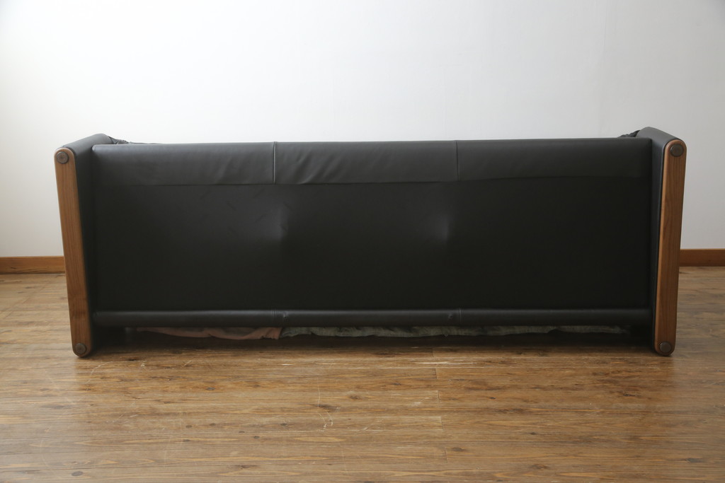 中古　極美品　短期4か月数回のみ使用!!　Cassina(カッシーナ)　MARALUNGA(マラルンガ)　本革(FZランク)　高級感ある佇まいの3人掛けソファ(レザー、三人掛け、3P)(定価約260万円)(R-073332)