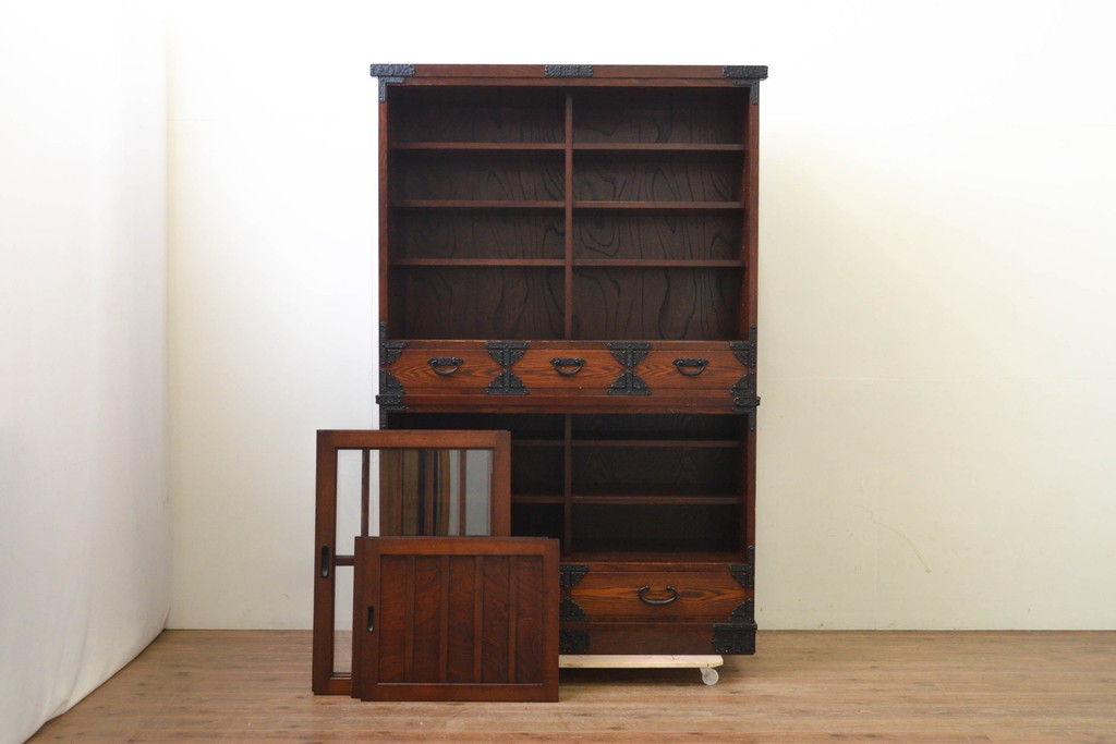 中古　美品　国産工芸家具　民芸　上質な和の空間を演出する二段重ね水屋箪笥(食器棚、キャビネット、重ねタンス、茶たんす、収納棚、戸棚、店舗什器)(R-068097)