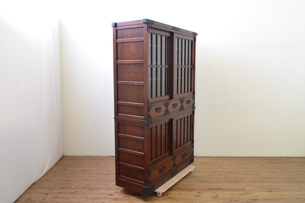 中古　美品　国産工芸家具　民芸　上質な和の空間を演出する二段重ね水屋箪笥(食器棚、キャビネット、重ねタンス、茶たんす、収納棚、戸棚、店舗什器)(R-068097)