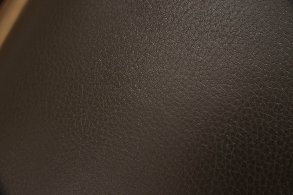 中古　超美品　Cassina(カッシーナ)　CATHERINE MEMMI(カトリーヌ・メミ)　本革　シンプルでシックなデザインが魅力的なアームチェア(ダイニングチェア、椅子、イス)(定価約21万円)(R-058672)