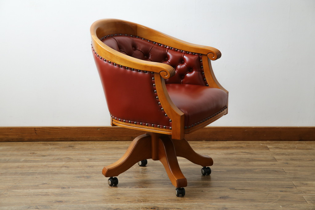 中古　美品　希少モデル　横浜クラシック家具　ダニエル(daniel)　本革(レザー)　クラシカルで高級感漂うデザインが魅力の回転デスクチェア(1P、1人掛け、アームチェア、回転イス)(定価約60万円)(R-075844)
