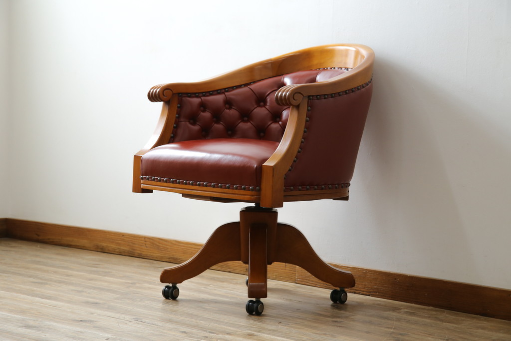 中古　美品　希少モデル　横浜クラシック家具　ダニエル(daniel)　本革(レザー)　クラシカルで高級感漂うデザインが魅力の回転デスクチェア(1P、1人掛け、アームチェア、回転イス)(定価約60万円)(R-075844)