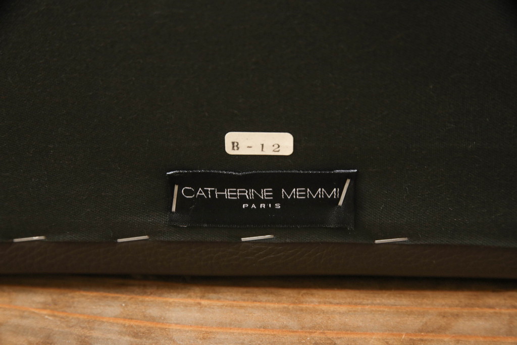 中古　超美品　Cassina(カッシーナ)　CATHERINE MEMMI(カトリーヌ・メミ)　本革　シンプルでシックなデザインが魅力的なアームチェア(ダイニングチェア、椅子、イス)(定価約21万円)(R-058670)