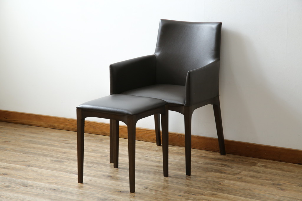 中古　美品　Cassinaixc.(カッシーナイクスシー)　IXC. R&D(イクスシー.R&D)　LINE(ライン)　FX革　スタイリッシュな佇まいが格好良いアームチェアとスツールのセット(ダイニングチェア、椅子、イス、本革、レザー、オットマン、フットスツール)(チェアの定価約12万8千円/スツールの定価約8万円)(R-066369)