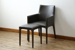 中古　美品　Cassinaixc.(カッシーナイクスシー)　IXC. R&D(イクスシー.R&D)　LINE(ライン)　FX革　スタイリッシュな佇まいが格好良いアームチェアとスツールのセット(ダイニングチェア、椅子、イス、本革、レザー、オットマン、フットスツール)(チェアの定価約12万8千円/スツールの定価約8万円)(R-066369)
