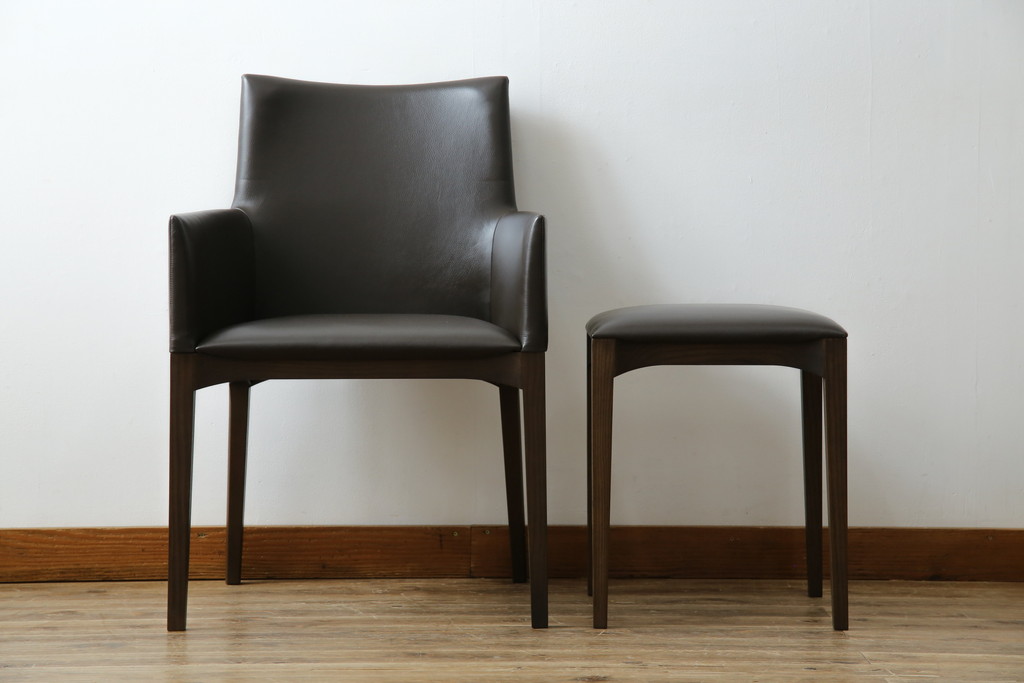 中古　美品　Cassinaixc.(カッシーナイクスシー)　IXC. R&D(イクスシー.R&D)　LINE(ライン)　FX革　スタイリッシュな佇まいが格好良いアームチェアとスツールのセット(ダイニングチェア、椅子、イス、本革、レザー、オットマン、フットスツール)(チェアの定価約12万8千円/スツールの定価約8万円)(R-066369)