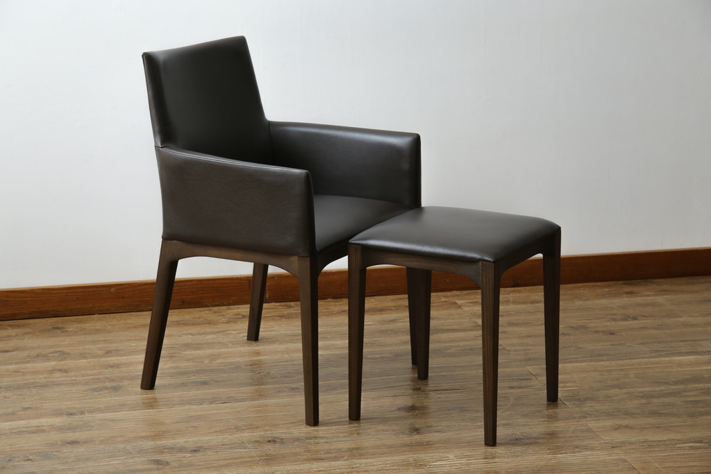 中古　美品　Cassinaixc.(カッシーナイクスシー)　IXC. R&D(イクスシー.R&D)　LINE(ライン)　FX革　スタイリッシュな佇まいが格好良いアームチェアとスツールのセット(ダイニングチェア、椅子、イス、本革、レザー、オットマン、フットスツール)(チェアの定価約12万8千円/スツールの定価約8万円)(R-066369)