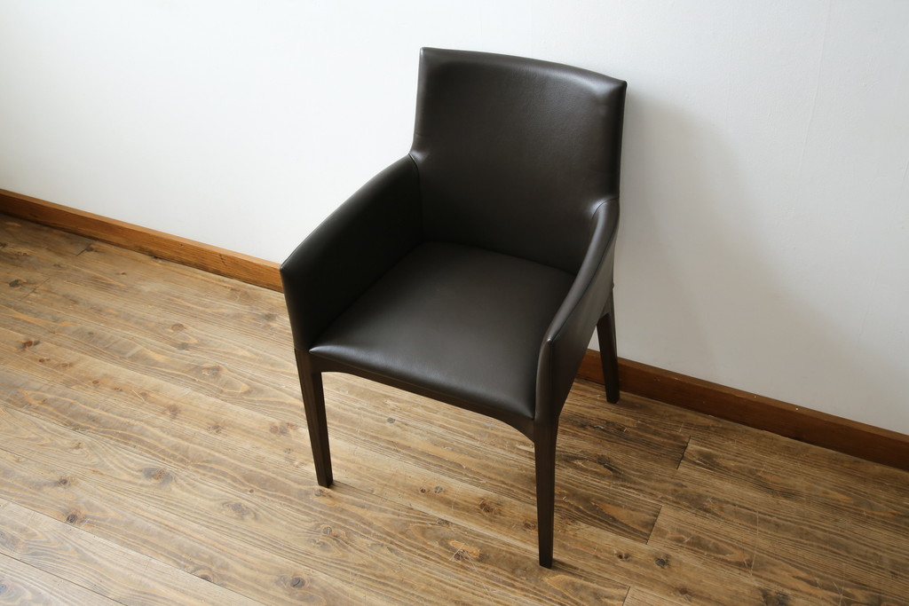 中古　美品　Cassinaixc.(カッシーナイクスシー)　IXC. R&D(イクスシー.R&D)　LINE(ライン)　FX革　スタイリッシュな佇まいが格好良いアームチェアとスツールのセット(ダイニングチェア、椅子、イス、本革、レザー、オットマン、フットスツール)(チェアの定価約12万8千円/スツールの定価約8万円)(R-066369)