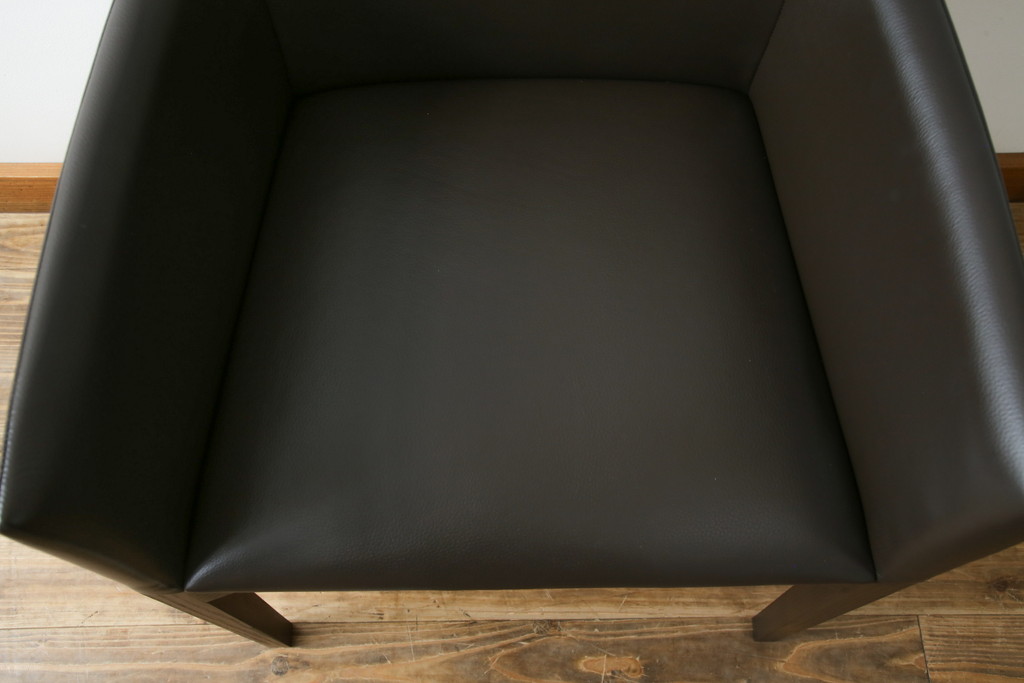 中古　美品　Cassinaixc.(カッシーナイクスシー)　IXC. R&D(イクスシー.R&D)　LINE(ライン)　FX革　スタイリッシュな佇まいが格好良いアームチェアとスツールのセット(ダイニングチェア、椅子、イス、本革、レザー、オットマン、フットスツール)(チェアの定価約12万8千円/スツールの定価約8万円)(R-066369)