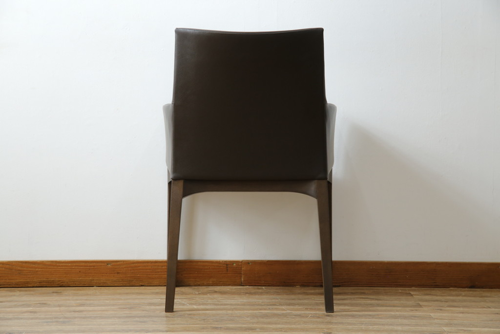 中古　美品　Cassinaixc.(カッシーナイクスシー)　IXC. R&D(イクスシー.R&D)　LINE(ライン)　FX革　スタイリッシュな佇まいが格好良いアームチェアとスツールのセット(ダイニングチェア、椅子、イス、本革、レザー、オットマン、フットスツール)(チェアの定価約12万8千円/スツールの定価約8万円)(R-066369)