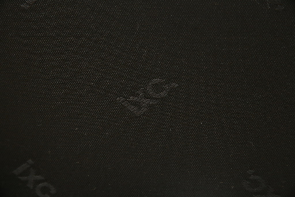 中古　美品　Cassinaixc.(カッシーナイクスシー)　IXC. R&D(イクスシー.R&D)　LINE(ライン)　FX革　スタイリッシュな佇まいが格好良いアームチェアとスツールのセット(ダイニングチェア、椅子、イス、本革、レザー、オットマン、フットスツール)(チェアの定価約12万8千円/スツールの定価約8万円)(R-066369)