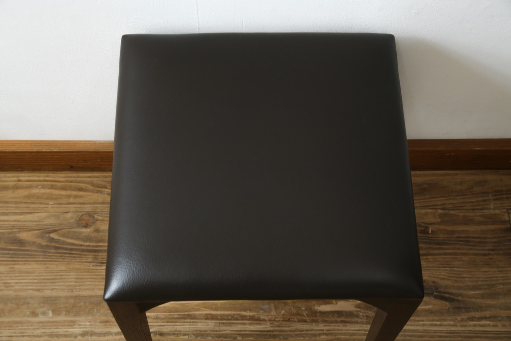 中古　美品　Cassinaixc.(カッシーナイクスシー)　IXC. R&D(イクスシー.R&D)　LINE(ライン)　FX革　スタイリッシュな佇まいが格好良いアームチェアとスツールのセット(ダイニングチェア、椅子、イス、本革、レザー、オットマン、フットスツール)(チェアの定価約12万8千円/スツールの定価約8万円)(R-066369)