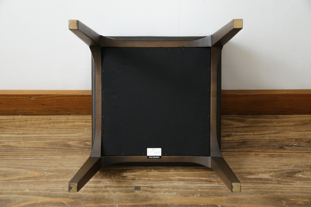 中古　美品　Cassinaixc.(カッシーナイクスシー)　IXC. R&D(イクスシー.R&D)　LINE(ライン)　FX革　スタイリッシュな佇まいが格好良いアームチェアとスツールのセット(ダイニングチェア、椅子、イス、本革、レザー、オットマン、フットスツール)(チェアの定価約12万8千円/スツールの定価約8万円)(R-066369)
