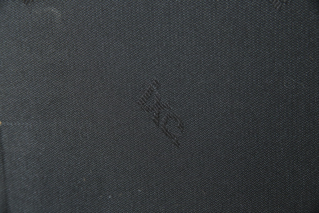 中古　美品　Cassinaixc.(カッシーナイクスシー)　IXC. R&D(イクスシー.R&D)　LINE(ライン)　FX革　スタイリッシュな佇まいが格好良いアームチェアとスツールのセット(ダイニングチェア、椅子、イス、本革、レザー、オットマン、フットスツール)(チェアの定価約12万8千円/スツールの定価約8万円)(R-066369)