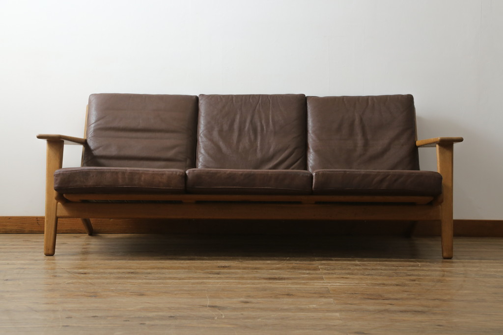 北欧家具　デンマークビンテージ　本革(レザー)　GETAMA(ゲタマ)　Hans J Wegner(ハンス・J・ウェグナー)　GE290　くつろぎの空間を演出するアーム付き3人掛けソファ(3P、三人掛け、アームソファ、トリプルソファ、3シーター、北欧、ヴィンテージ)(R-072801)