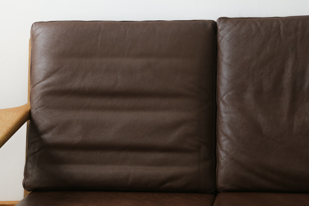 北欧家具　デンマークビンテージ　本革(レザー)　GETAMA(ゲタマ)　Hans J Wegner(ハンス・J・ウェグナー)　GE290　くつろぎの空間を演出するアーム付き3人掛けソファ(3P、三人掛け、アームソファ、トリプルソファ、3シーター、北欧、ヴィンテージ)(R-072801)