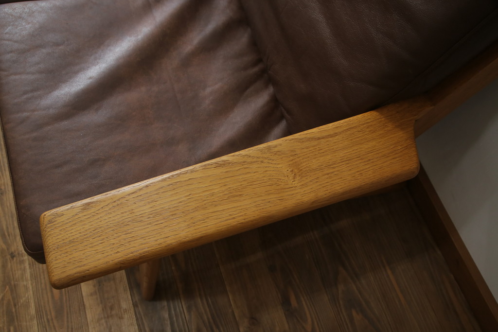 北欧家具　デンマークビンテージ　本革(レザー)　GETAMA(ゲタマ)　Hans J Wegner(ハンス・J・ウェグナー)　GE290　くつろぎの空間を演出するアーム付き3人掛けソファ(3P、三人掛け、アームソファ、トリプルソファ、3シーター、北欧、ヴィンテージ)(R-072801)