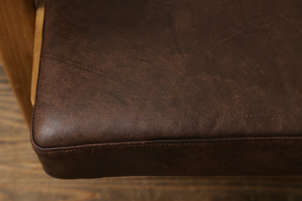 北欧家具　デンマークビンテージ　本革(レザー)　GETAMA(ゲタマ)　Hans J Wegner(ハンス・J・ウェグナー)　GE290　くつろぎの空間を演出するアーム付き3人掛けソファ(3P、三人掛け、アームソファ、トリプルソファ、3シーター、北欧、ヴィンテージ)(R-072801)