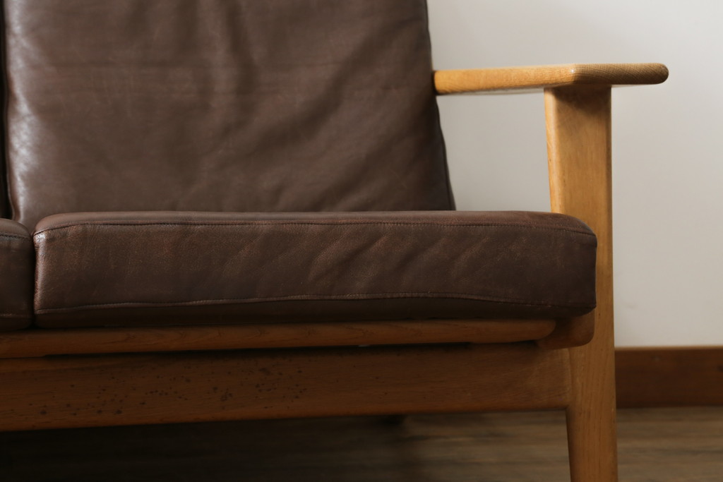 北欧家具　デンマークビンテージ　本革(レザー)　GETAMA(ゲタマ)　Hans J Wegner(ハンス・J・ウェグナー)　GE290　くつろぎの空間を演出するアーム付き3人掛けソファ(3P、三人掛け、アームソファ、トリプルソファ、3シーター、北欧、ヴィンテージ)(R-072801)